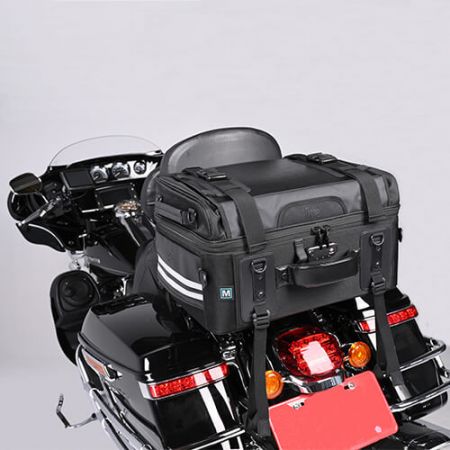Cruiser Rear Bag kiinnitetään Harley Davidson -moottoripyörään.
